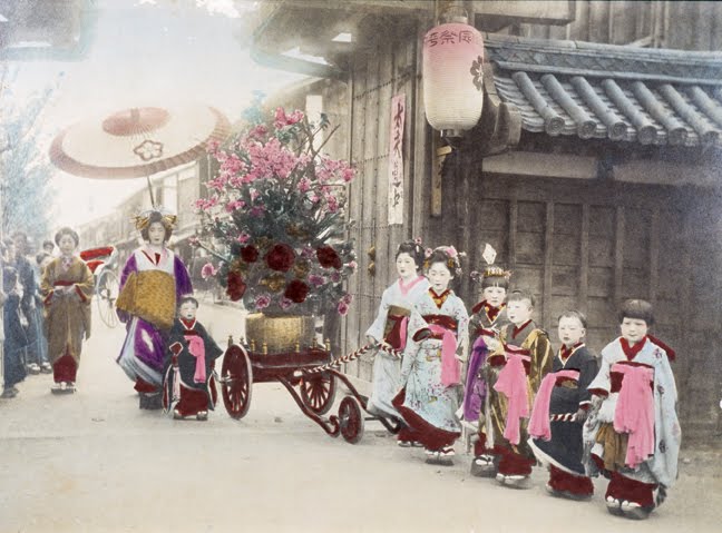 Images of Tayuu, Oiran and Yujo from long ago and today. %C2%A9_The_Burns_Archive_Geisha_7