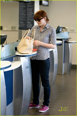 mais fotos de Bryce Dallas Howard a caminho Bryce-dallas-howard-vancouver-07