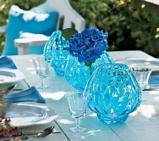 Idées pour Centre de table en photos   Partylite-summer-elegance-white-and-blue-tablescape-centerpiece-ideas