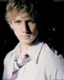 1x02--A Compromiser Brunch - Página 12 Alex-pettyfer-20080708-434325