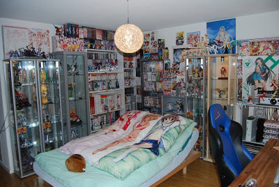 estereotipo de un otaku LOL Melonpan-mai-room-otaku-heaven-1