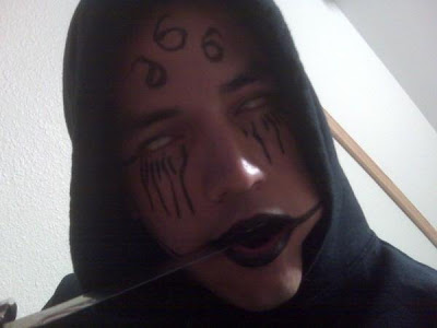 Foto Ridicole Blackmetal_teenager_monk_satanic