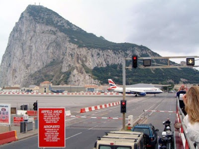 مطار جبل طارق به مدرج طائرات بالشارع.. ادخل لترى !! Gibraltar-airport-5