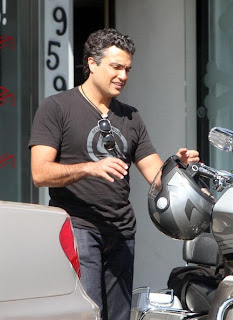 Paparazzos fotografian a Jaime Camil y su novia Heidi Balvanera haciendo compras 26139_106840219346969_100000629738374_112080_2317613_n