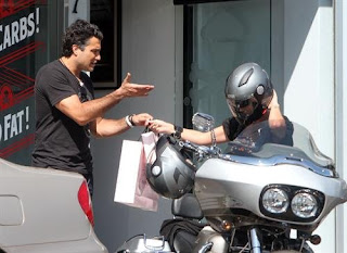 Paparazzos fotografian a Jaime Camil y su novia Heidi Balvanera haciendo compras 26139_106840316013626_100000629738374_112082_244291_n