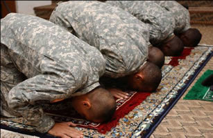 Marine Corps قوات المارينز الامريكية ........بالتفصيل Muslim_soldiers_pray