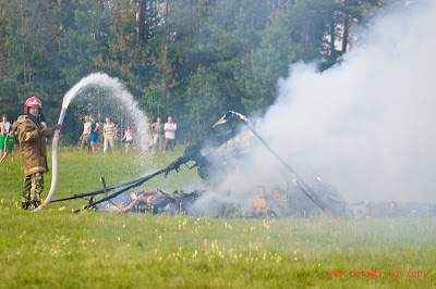 [Internacional] Piloto morre em evento de helicóptero na Bielorrússia 08_heli_crash_Belarus