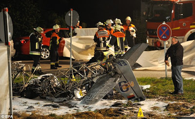 [Internacional] Aviões chocam-se no ar durante exibição na Alemanha  14_article-1313370-0B3FB9D2000005DC-371_634x389