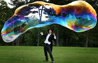 فقاعه الصابون الاكبر في العالم Giant-soap-bubbles-13