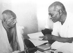 சுதந்திரத்துக்காக பாடுபட்ட தலைவர்கள் 250px-Gandhi_Rajagopalachari