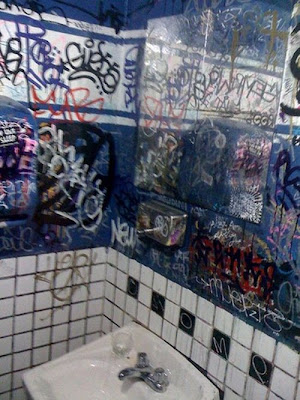 51 Kreatif Desain Grafitty Di Kamar Mandi Bathroom-graffiti-49