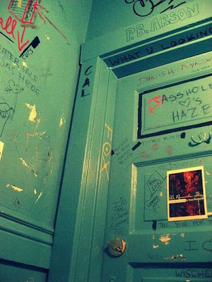 51 Kreatif Desain Grafitty Di Kamar Mandi Bathroom-graffiti-18