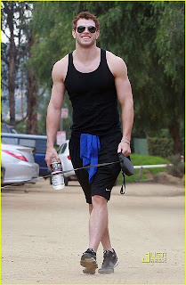 Pictures Kellan-lutz-walk-kevin-kola-02