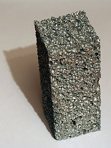 ملخص عن الألومنيوم وكيفية استخراجه من باطن الارض 220px-Aluminium_foam