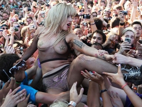 Lady Gaga se scufundă în mulţime la Lollapalooza! Lady-gaga-lollapalooza-stage-diving-2