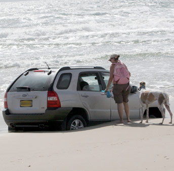 Mobil-mobil yang tenggelam di Pasir Pantai Car-beach-fail-2