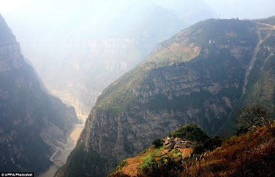 உலகத்திலேயே ஆபத்தான பள்ளி Danherous-school-road-china02