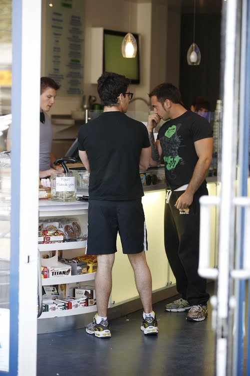 Joe Jonas: Noticias&Candids >2 [CLOSED] - Página 6 3580y7m