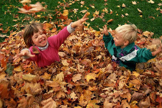 Jesen - Page 2 Kids-playing-with-autumn-leaves