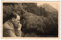 Hitler y la religion Hitler_pensive_Bgaden