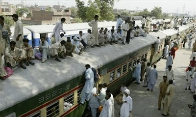 ادخل وانتا عتستعجب صور قطارى بشرى Train-full-of-people08