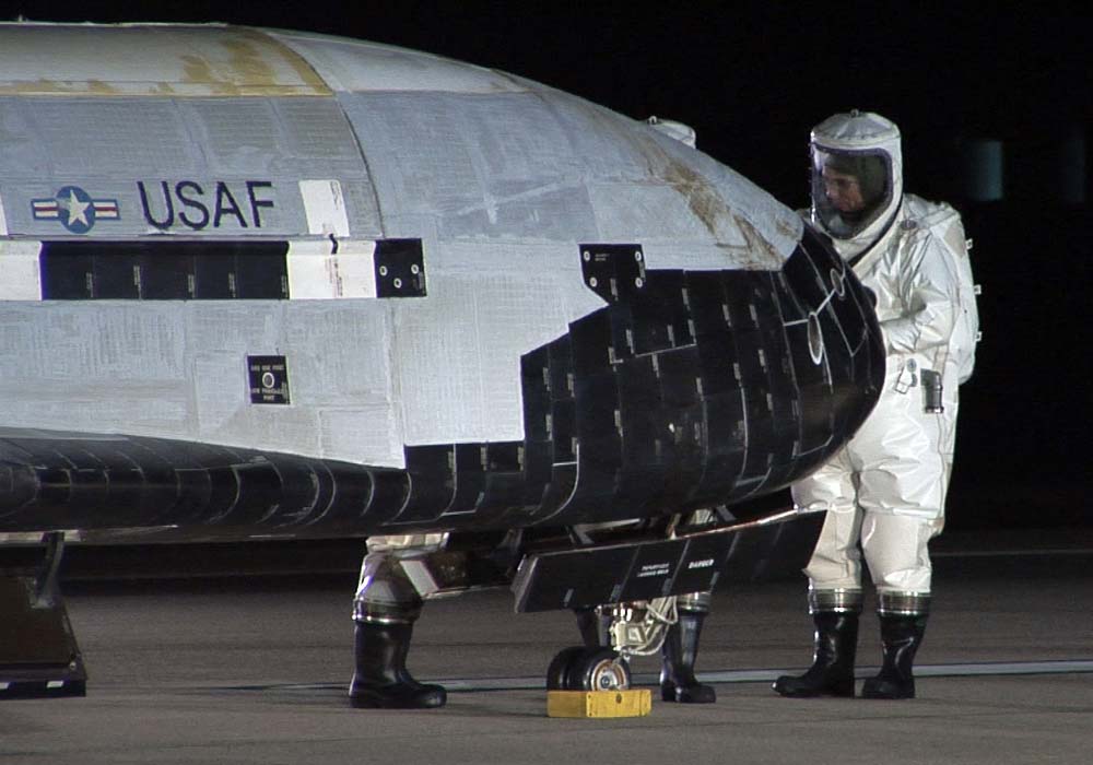 Regresó el X-37B X-37b-space-plane-landing-photos-3-101203-02