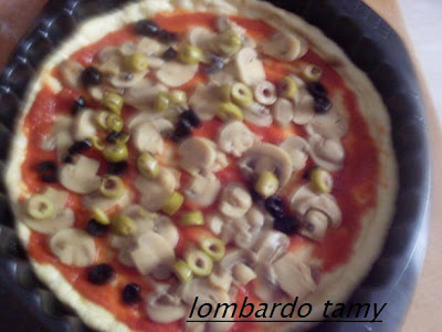 pizza aux champignons ,olives,et rouquet frais  SDC10957