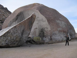 This Huge Rock Defies All Logic, No One Knows How It Ended Up In The Mojave Desert Giant_rock