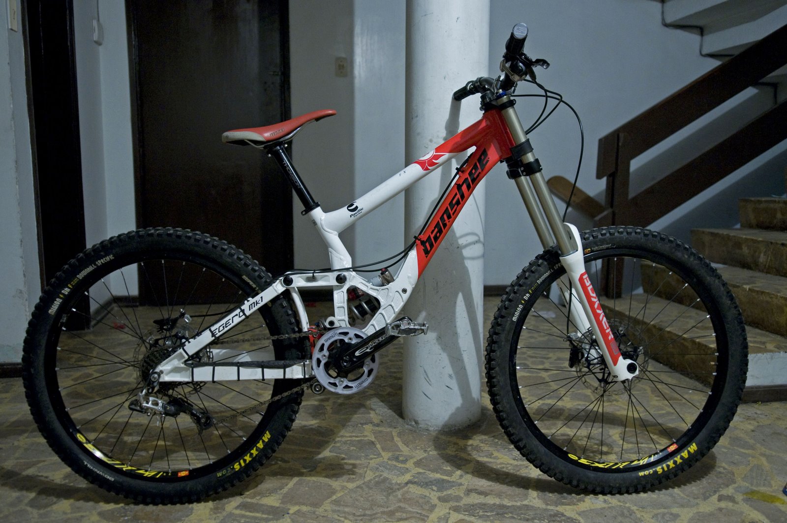 Banshee legend (le nouveau proto dh qui en jette) Banshee-marcelo9