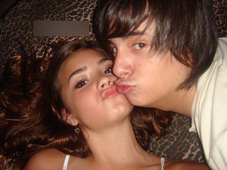 Jogo Fotos Comprometedoras . Demi-lovato-kissing-her-boyfriend-1