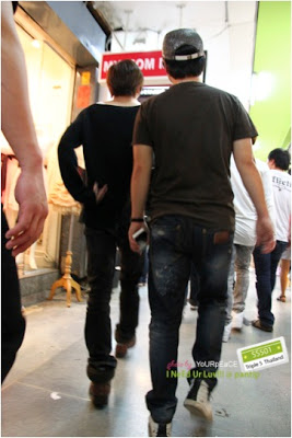 Kyu Jong & Young Saeng Shopping @Central World 12.12.10  (1era parte) 18