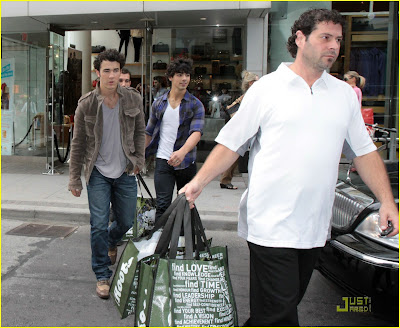 kev y joe de compras en toronto Jonas-brothers-bloor-street-06