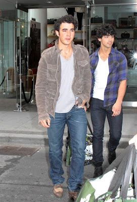 kev y joe de compras en toronto Jonas-brothers-bloor-street-08