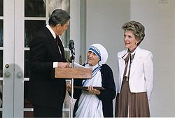 அன்னை தெரேசா 250px-President_Reagan_presents_Mother_Teresa_with_the_Medal_of_Freedom_1985