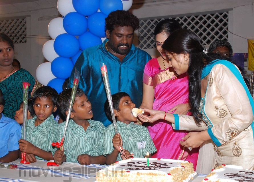 நடிகை சினேகா. - Page 2 Sneha_birthday_celebration_photos_04