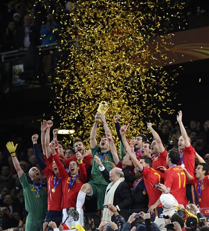 LOS 50 MOMENTOS DEL DEPORTE ESPAÑOL EN 2010 - Página 2 2010-07-11T215846Z_01_AMAE66A1P2000_RTROPTP_2_OESTP-MUNDIAL-ESPANA-HOLANDA-CRONICA