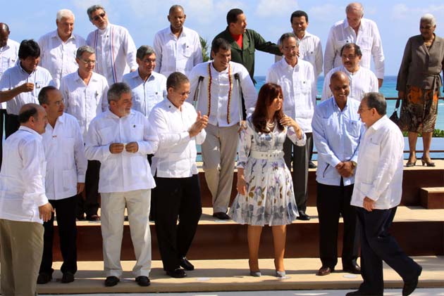 La presidenta argentina luce como un floripondio.. Grupo-222