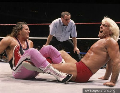 Ric Flair le da con palo a Bret Hart Brethart9