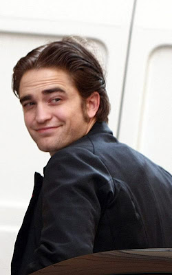 Imagenes/Videos en Promocion y Set de Bel Ami - Página 4 Robert-pattinson-040910-1