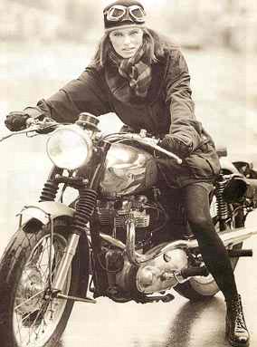 Oubliez pas celles qui roule! - Page 2 Cafe-racer-babe-89