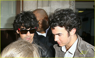 Los Jonas en Londres..Fotos (: Jonas-brothers-radio-one-09