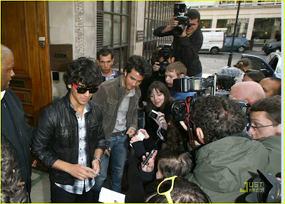 Los Jonas en Londres..Fotos (: Jonas-brothers-radio-one-05