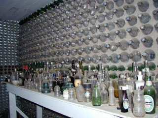 صور لبيت مصنوع بالزجاج Bottles_house_002