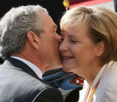 ஜார்ஜ் புஷ் என்னுமொரு ரோமியோ..... நகைச்சுவைக்காக மட்டும்.... 109-bush-kisses-merkel