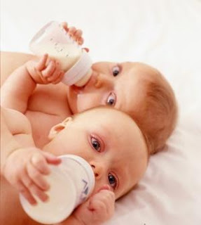  ملف متكامل لتغذية الرضيع (هام جدا)  P900068-Identical_twin_baby_boys-SPL