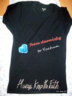 [0911??][PIC][YC] Yoochun trägt Always Keep the Faith T-Shirt von einem Fan 2