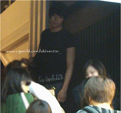 [0911??][PIC][YC] Yoochun trägt Always Keep the Faith T-Shirt von einem Fan 1