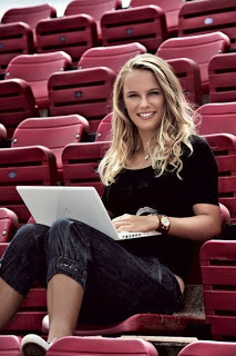 Caroline Wozniacki hot photo gallery Caroline_wozniacki_surfing