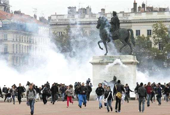 Burda MENTIRA de BACHELET  para justificar su alza de impuestos. Francia2