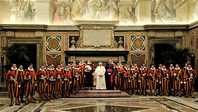 EL ANACRÓNICO FASTO DEL VATICANO Pio_XII_guardia_papa